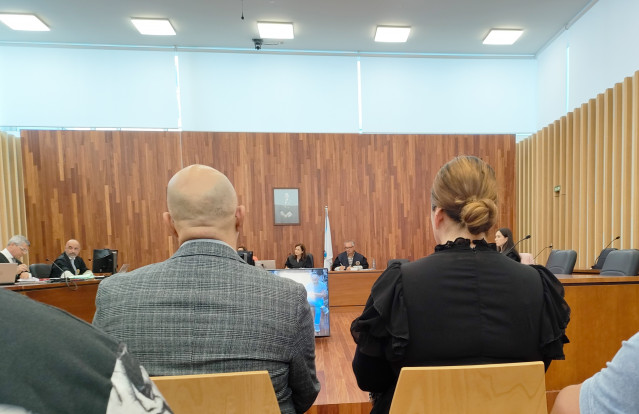 Los dos acusados de incendiar dos buses urbanos en Vigo, en abril de 2023, en el juicio celebrado en la sección quinta de la Audiencia  Provincial de Pontevedra, con sede en la ciudad olivica.