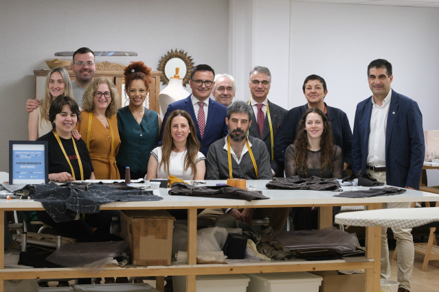 El conselleiro de Emprego, Comercio e Emigración, José Gónzalez, en su visita al alumnado del curso de sastrería impartido por los artesanos Fernando Freire y Ramón Lareo.