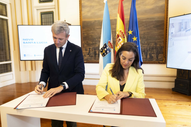 El presidente de la Xunta, Alfonso Rueda, y la alcaldesa de A Coruña, Inés Rey, firman el convenio sobre el centro de salud de Santa Lucía