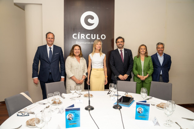 El conselleiro de Presidencia, Xustiza e Deportes, Diego Calvo, participa en la Tribuna del Círculo de Empresarios.