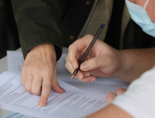 Archivo - Una profesora con un alumno de la Facultad de Ciencias económicas de una Universidad durante un examen, a 10 de enero de 2022, en Madrid, (España). Más de 8 millones de alumnos de toda España retoman hoy sus clases tras el periodo vacacional de