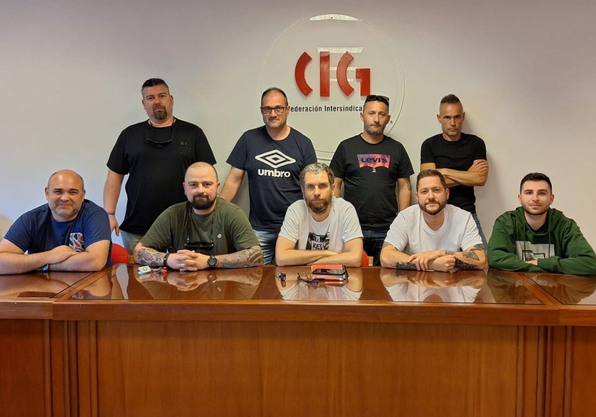 Trabajadores dle transporte sanitario no urgente de las ambulancias del u00c1rea Sanitaria de Santiago Barbanza en una foto de CIG