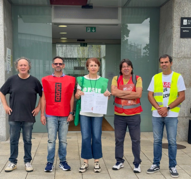 Representantes sindicales ante la sede de la Xunta para entregar en la Consellería un 
