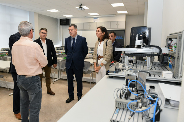 Educación inaugura la aula de Automatización industrial y robótica del CIFP Politécnico de Santiago