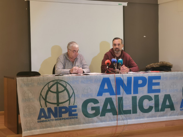 Archivo - El presidente del sindicato ANPE Galicia, Julio Díaz, y el responsable del Defensor del Profesor, Julio Trashorras.