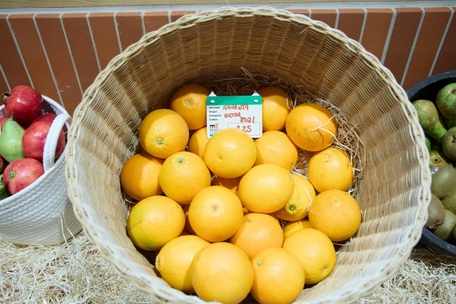 Archivo - Escaparate de una frutería en un mercado de Madrid, a 14 de octubre de 2024, en Madrid (España).