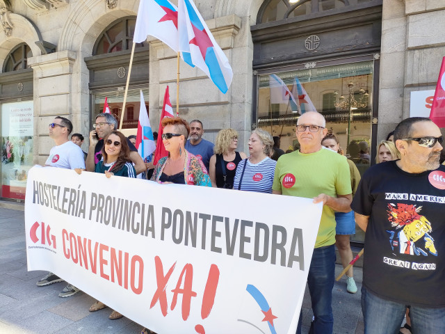 Concentración en Vigo para exigir reanudar las negociaciones del convenio provincial de hostelería.