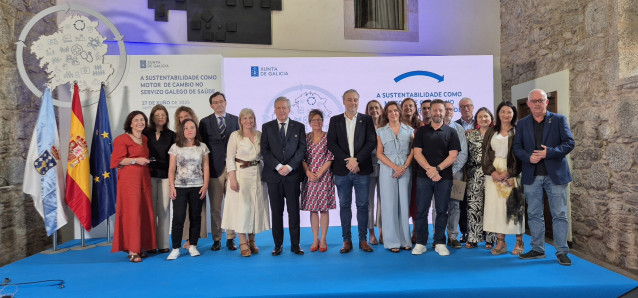 El conselleiro de Sanidade, Antonio Gómez Caamaño, recoge el certificado 'GHG Protocol' para el Sergas.