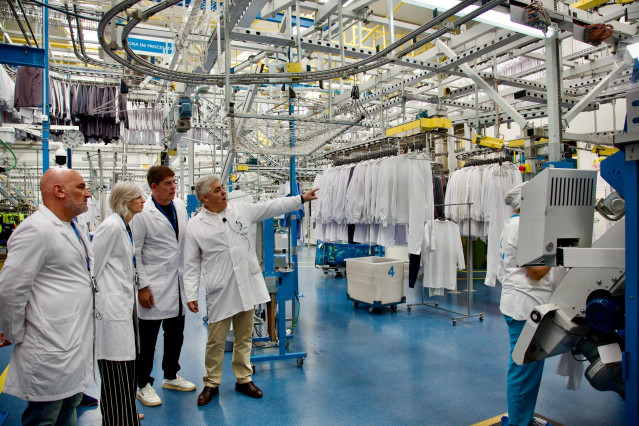 El secretario xeral del PSdeG, José Ramón Gómez Besteiro, visita la sede de Ilunion Textil Care, en Santiago.