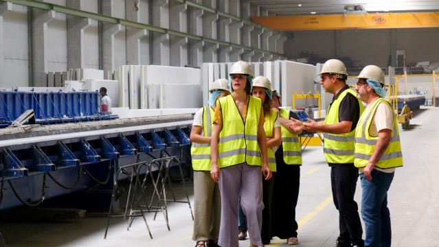 La líder del BNG, Ana Pontón, visita el Grupo Rodiñas en Teixeiro, Curtis (A Coruña)