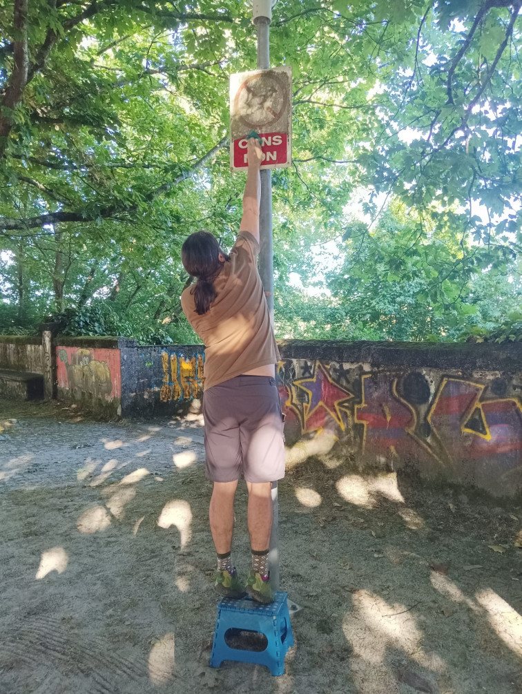 Santiaguesas limpian el parque de A Trisca ante falta de cuidado por el Ayuntamiento