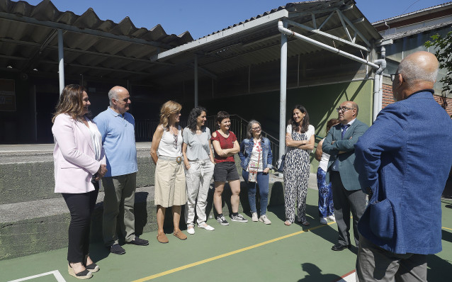 Visita de la delegada territorial de la Xunta en Vigo, Ana Ortiz, y el director territorial de Educación, César Pérez Ares, al CEIP Chans-Bembrive de Vigo