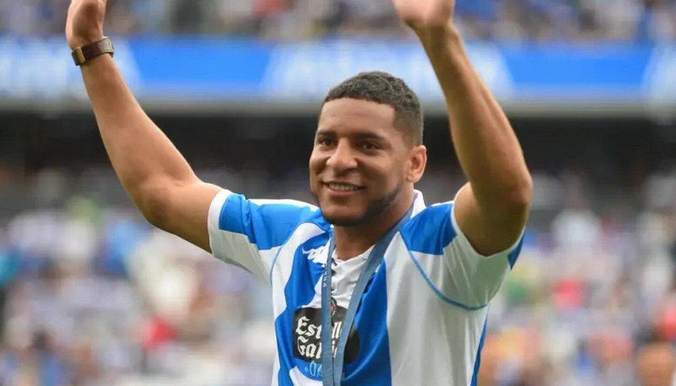 El boxeador Emanuel Reyes recibiendo un homenaje en Riazor