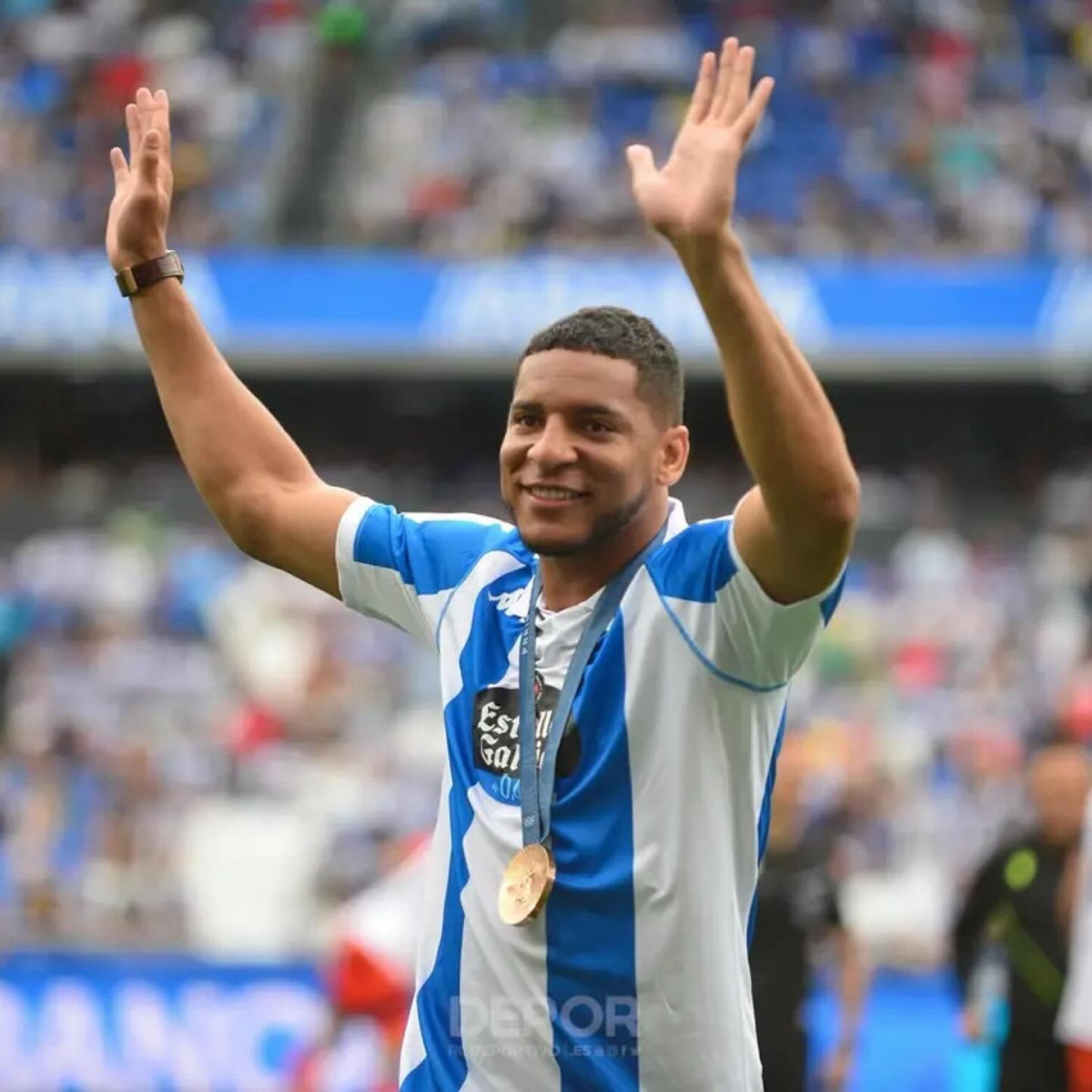 El boxeador Emanuel Reyes recibiendo un homenaje en Riazor