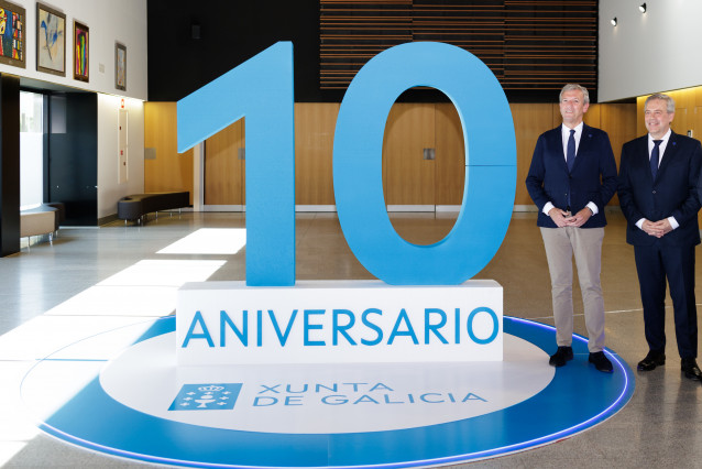 El presidente da Xunta, Alfonso Rueda, acompañado por el conselleiro de Sanidade, Antonio Gómez Caamaño, en el acto con motivo del décimo aniversario del Hospital Álvaro Cunqueiro de Vigo.