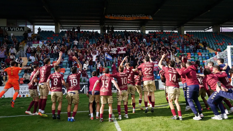 Altas y bajas agitan al Pontevedra que no ha dejado de moverse buscando nuevas caras