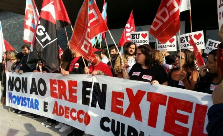 200 personas secundan la concentración contra el ERE de Extel en A Coruña