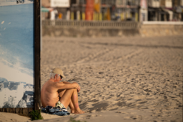 Archivo - Un hombre toma el sol en la playa de Silgar, a 25 de enero de 2024, en Sanxenxo, Pontevedra, Galicia (España). Las máximas más altas para este mes de enero en algunas ciudades gallegas son: A Coruña (23.1 grados), Santiago (20.3), Pontevedra (23