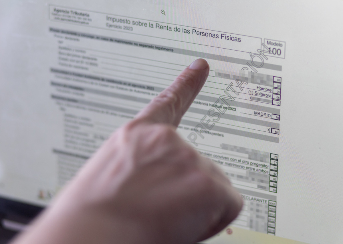 Archivo - Una persona hace la declaración de la renta en un ordenador, a 3 de abril de 2024, en Madrid (España). La Campaña de la Renta y Patrimonio de 2023 arranca hoy con la presentación de las 