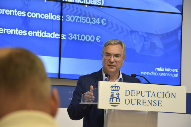 El presidente de la Diputación de Ourense, Luis Menor, en rueda de prensa