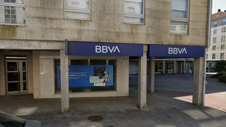 Hacen un butrón en el banco BBVA de Conxo (Santiago) y se topan con el director