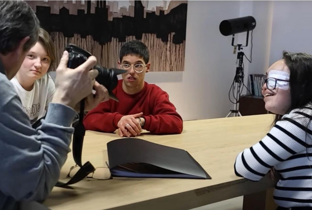 Archivo - Alumnos de un programa de fotografía de la Fundación María José Jove dirigido a jóvenes con discapacidad