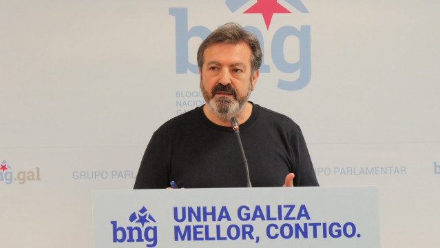 El viceportavoz parlamentario del BNG Luís Bará en rueda de prensa.