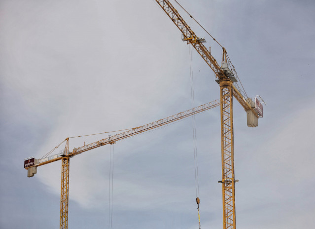 Archivo - Una grúa de construcción, el día en que han anunciado que la compraventa de viviendas registró en el mes de marzo su mejor dato en 15 años, a 20 de mayo de 2022, en Madrid (España). Según ha informado hoy el Instituto Nacional de Estadística, la