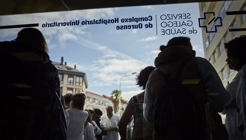 Archivo - Una señora espera en silla de ruedas en el Complexo Hospitalario Universitario durante la tercera jornada de la huelga de médicos gallegos, a 13 de abril de 2023, en Ourense, Galicia (Espa