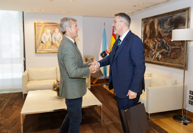 El Presidente Del Consello Consultivo, El Magistrado Andrés Lago Louro, Hace Entrega De La Memoria Del Consultivo Sobre 2024 Al Presidente De La Xunta De Galicia, Alfonso Rueda.