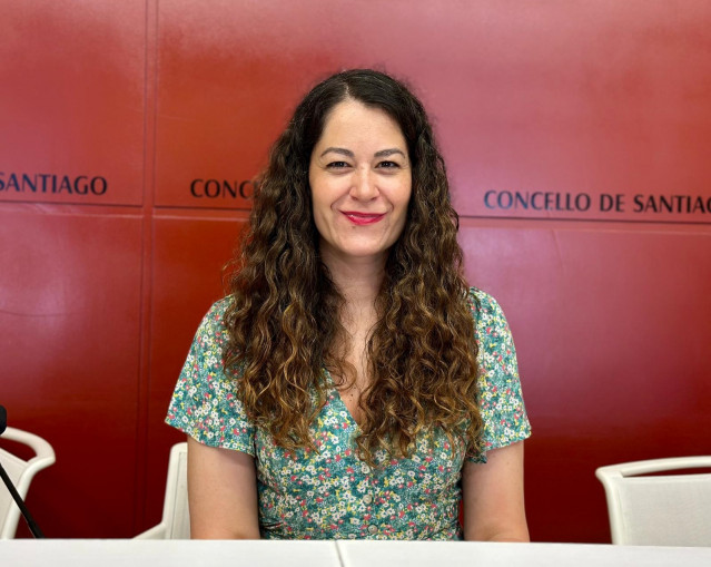 La concejala de Derechos y Servicios Sociales de Santiago, María Rozas, en rueda de prensa, a 30 de junio de 2025.