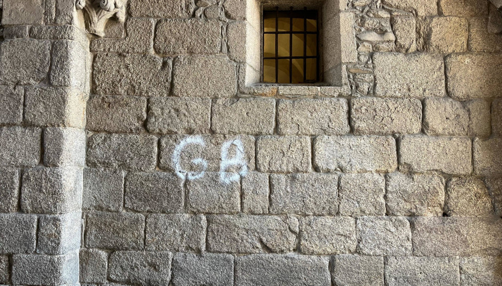 Pintada aparecida en el arco del Pazo de Xelmírez, fotografiada en la tarde del 30 de junio de 2025.
