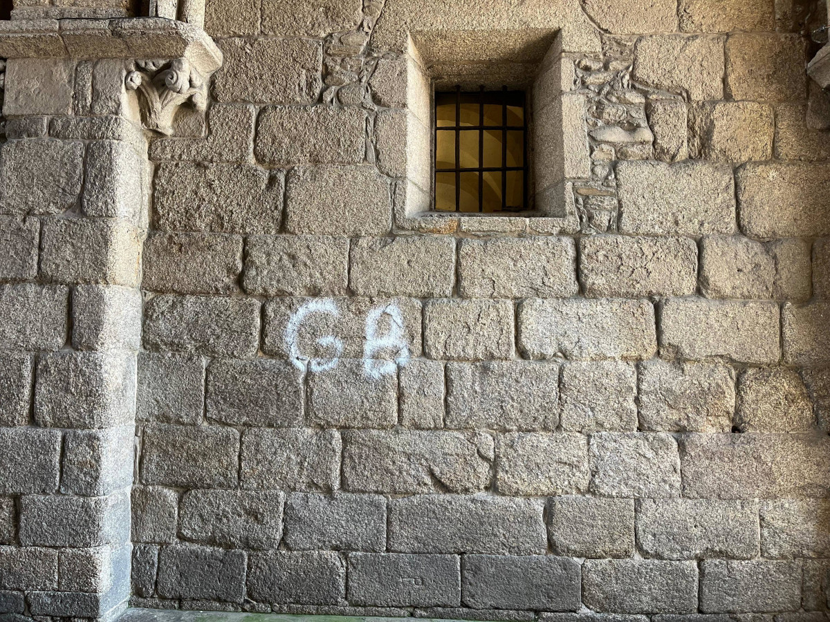 Pintada aparecida en el arco del Pazo de Xelmírez, fotografiada en la tarde del 30 de junio de 2025.