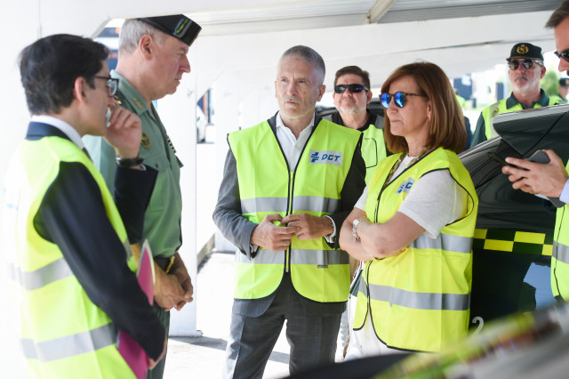 (I-D) El general de División de la Guardia Civil, Tomás García Gazapo; el ministro del Interior, Fernando Grande-Marlaska y la secretaria general de la DGT, María Lidón, durante la presentación de la 'Operación verano 2025' de la DGT, en la carretera M-50