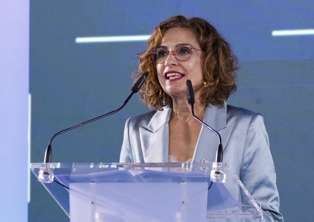 La vicepresidenta primera del Gobierno y ministra de Hacienda, María Jesús Montero, durante el acto de colocación de primera piedra del Centro Común de Investigación en el pabellón de la Navegación de la Isla de la Cartuja de Sevilla, a 30 de junio de 202