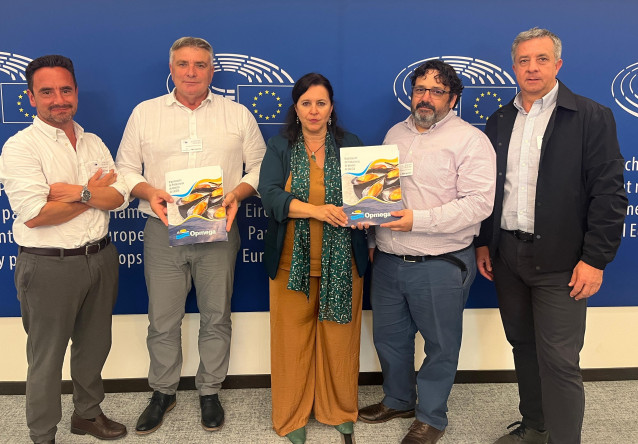 La eurodiputada del BNG, Ana Miranda, con representantes de la Organización de Produtores de Mexillón de Galiza (Opmega)