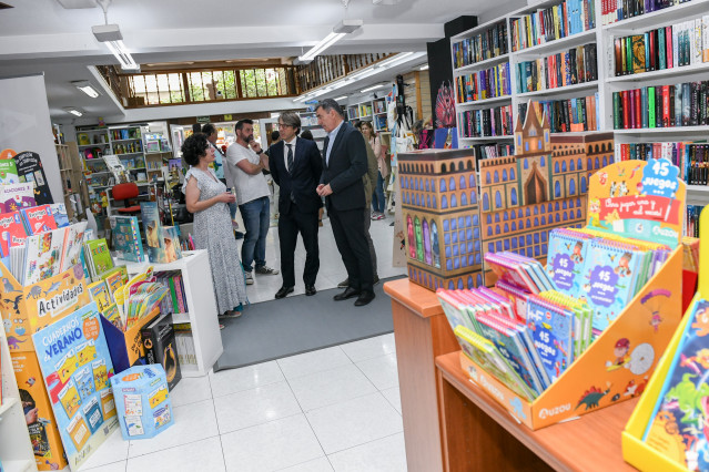 El conselleiro de Educación, Ciencia, Universidades e FP, Román Rodríguez, y el de Facenda e Administración Pública, Miguel Corgos, visitan la librería Follas Novas de Santiago de Compostela.