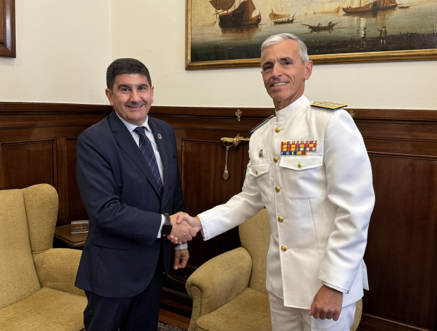 El delegado del Gobierno en Galicia, Pedro Blanco, le da la bienvenida al nuevo almirante jefe del Arsenal de Ferrol, Vicente Rubio