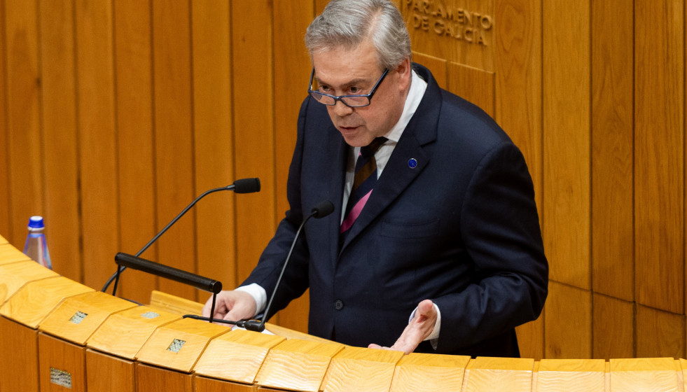 Archivo - El conselleiro de Sanidade, Antonio Gómez Caamaño, en el pleno del Parlamento de Galicia.