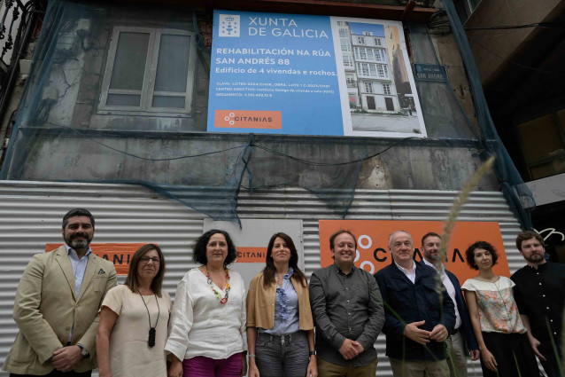 Autoridades en una nueva actuación del progama Rexurbe, impulsado por la Xunta