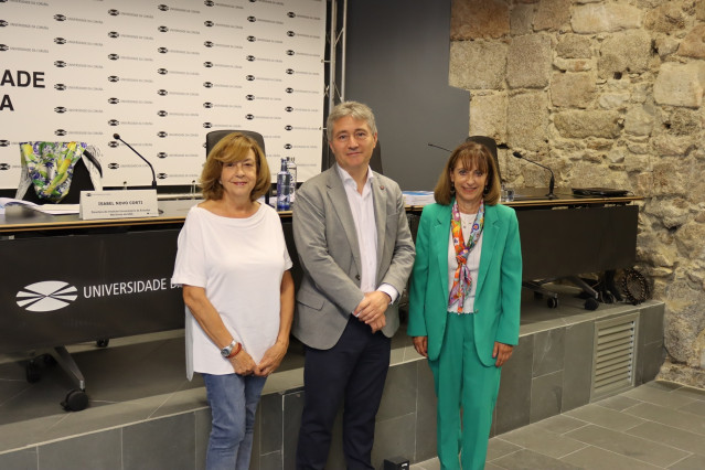 El rector de la UDC, Ricardo Cao; la directora del Instituto Universitario de Estudios Marítimos, Isabel Nuevo Corti; y la codirectora de la publicación, María José Rodríguez Docampo.