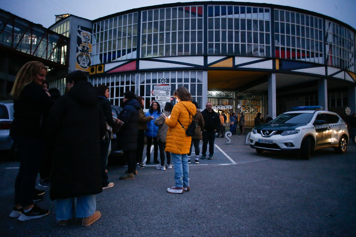 Archivo - Un grupo de más de 30 trabajadores continúa a las puertas de la factoría Sargadelos, sin acceder a sus puestos de trabajo, a 8 de abril de 2025, en Cervo, Lugo, Galicia (España). A pesar