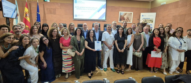 El conselleiro de Sanidade, Antonio Gómez Caamaño, en la entrega de una acreditación de calidad al servicio de urgencias del Hospital do Salnés.