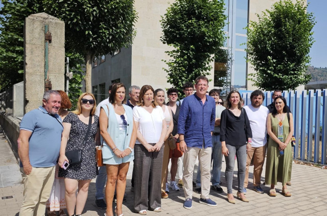 El secretario xeral del PSdeG, José Ramón Gómez Besteiro, visita el centro de salud de A Ponte, en Ourense.