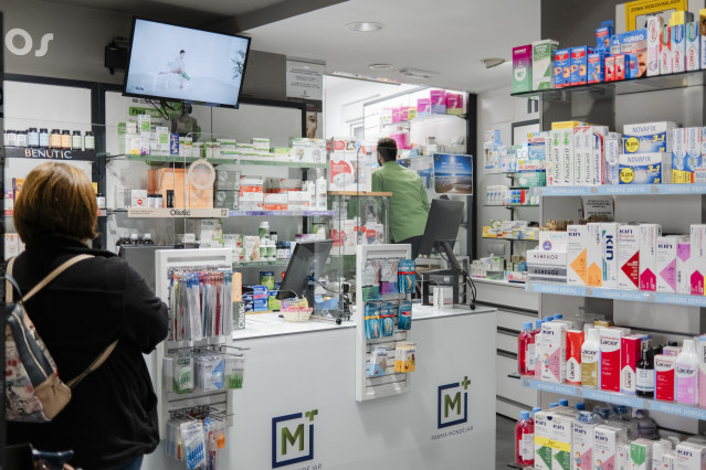 Archivo - Interior de la farmacia en la localidad de Mondéjar durante una visita del ministro de Sanidad en funciones, José Miñones con motivo del Día Mundial del Farmacéutico, a 22 de septiembre de 2023, en Mondéjar, Guadalajara, Castilla-La Mancha (Espa