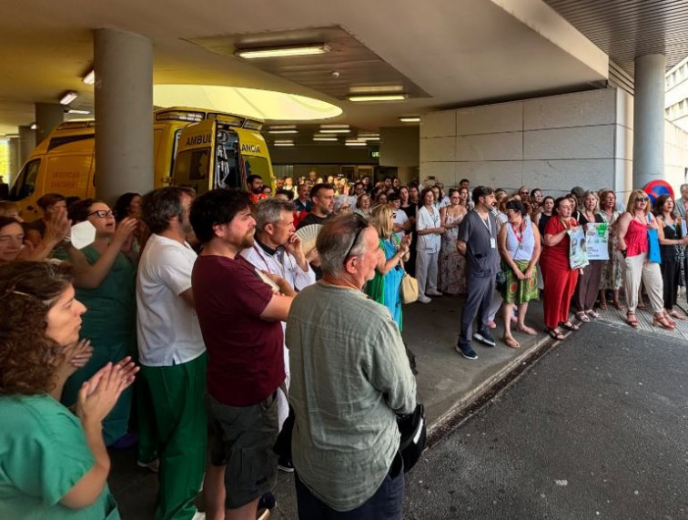 Protesta en el Hospital de Ourense tras la agresión a puñetazos a una médica en Urgencias del CHUO