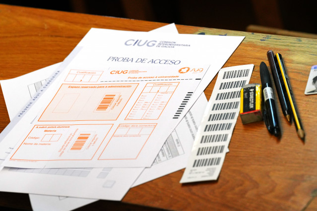 Alumnos durante el primer día de selectividad en Galicia, a 3 de junio de 2025, en Santiago de Compostela, A Coruña, Galicia (España). Un total de 12.946 estudiantes gallegos están matriculados para participar, entre este martes y este jueves, 3, 4 y 5 de