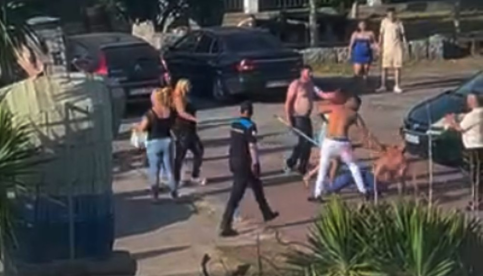 Momento de la pelea a tiros en Artes Ribeira en un fotograma de un vídeo que circula por redes sociales
