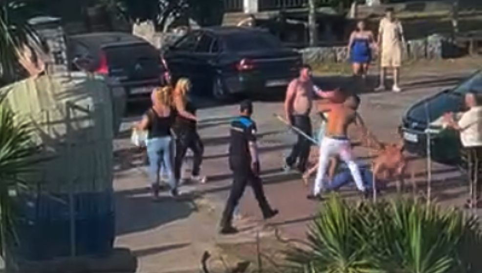 Momento de la pelea a tiros en Artes Ribeira en un fotograma de un vu00eddeo que circula por redes sociales