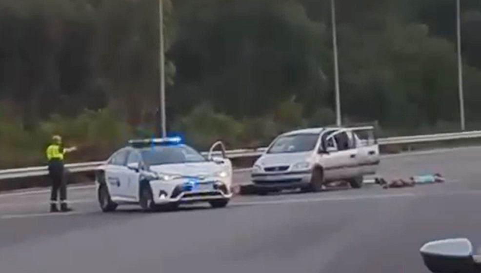Momento en el que la Guardia Civil detiene a sospechosos en el peaje de Teo de la autopista tras la pelea en Ribeira en la captura de un vu00eddeo que circula por redes sociales